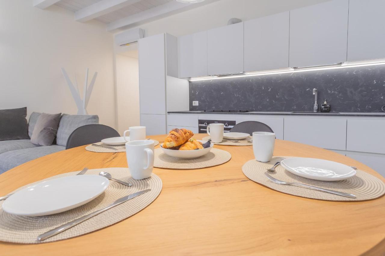 Modern & Stylish Apartment In Como City By Rent All Côme Extérieur photo